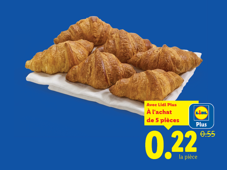 Cinq croissants dorés sur un tissu blanc avec une offre promotionnelle à 0,22 € la pièce.