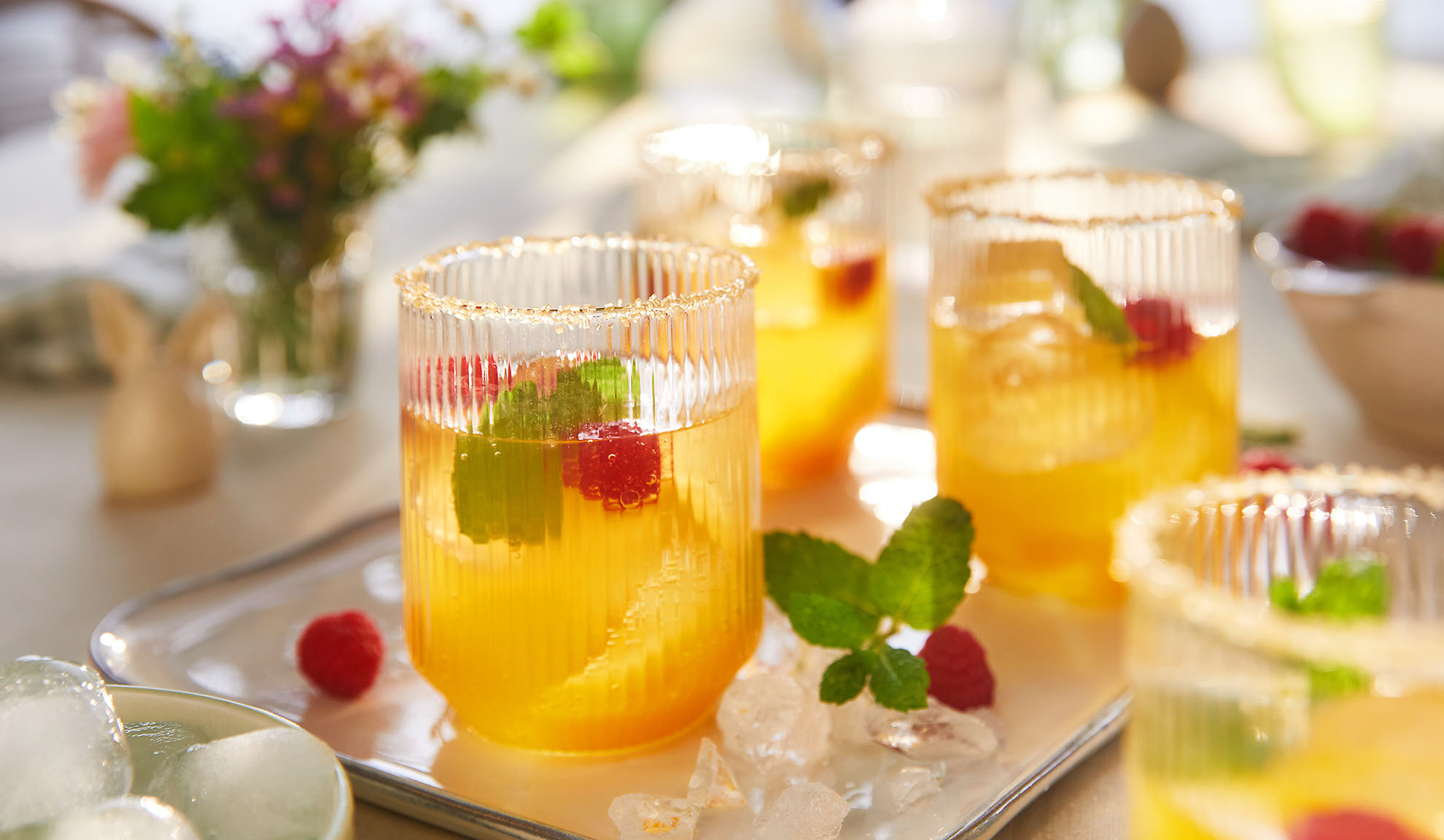 Boissons d'été rafraîchissantes aux framboises et à la menthe, servies sur un plateau avec de la glace.