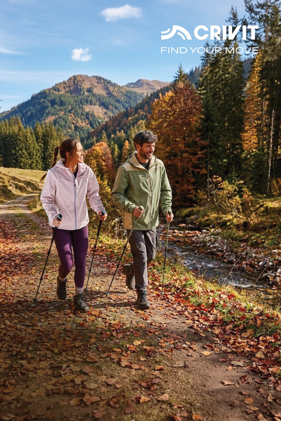 Un couple fait de la marche nordique en forêt avec des vestes de randonnée et des bâtons.