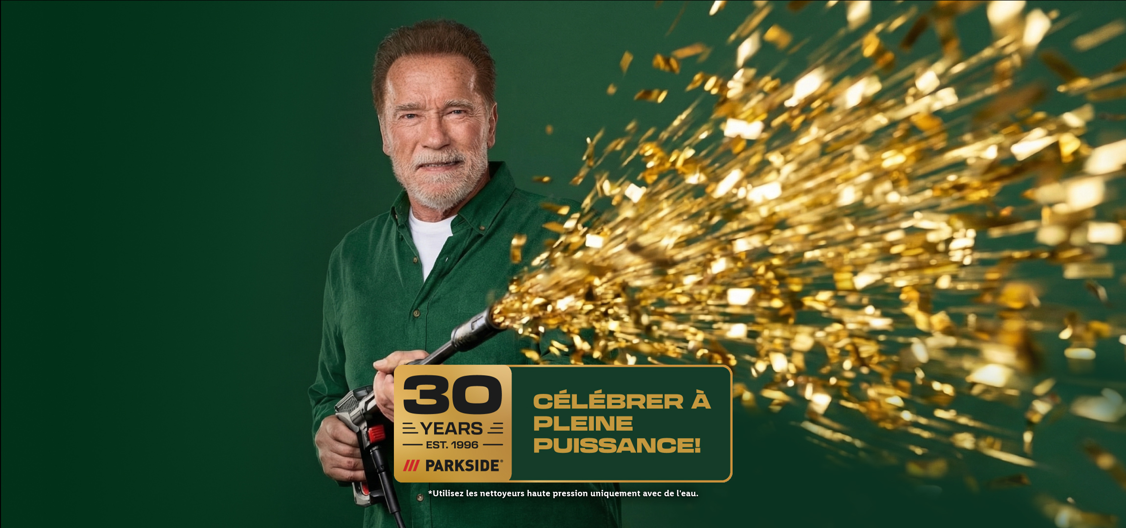 Un homme souriant tenant un nettoyeur haute pression qui projette des confettis dorés, avec le texte '30 ans de pleine puissance'.