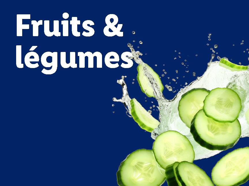 Fruits et légumes avec des tranches de concombre et des éclaboussures d'eau.