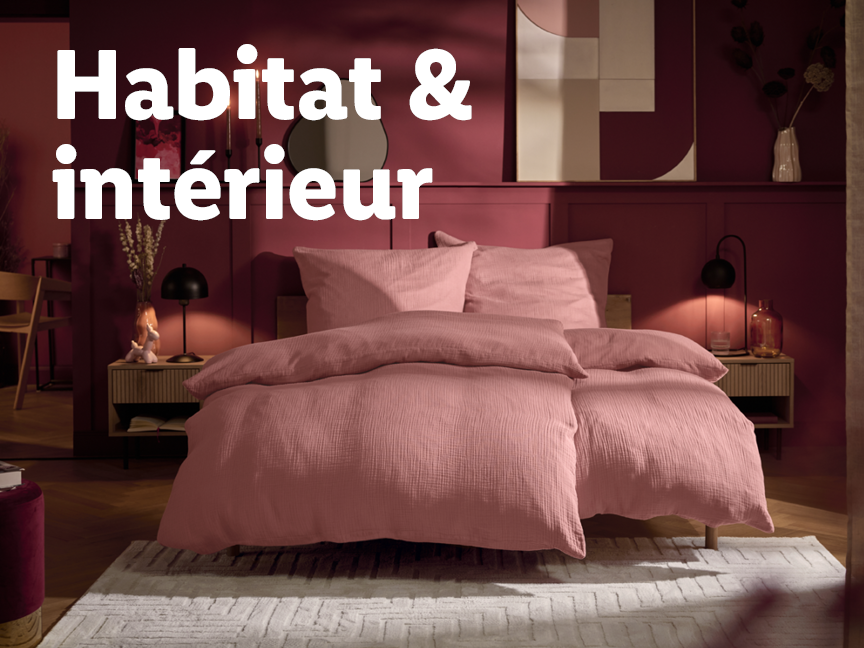 Chambre à coucher rose avec literie, tables de chevet et lampes, texte 'Habitat & intérieur'.