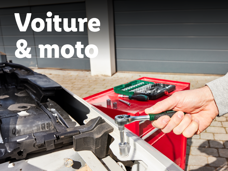 Un homme répare une voiture avec une clé à cliquet, avec le texte 'Voiture & moto'.