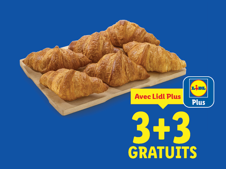 Des croissants dorés sur un plateau en bois avec une offre Lidl Plus de 3+3 gratuits.