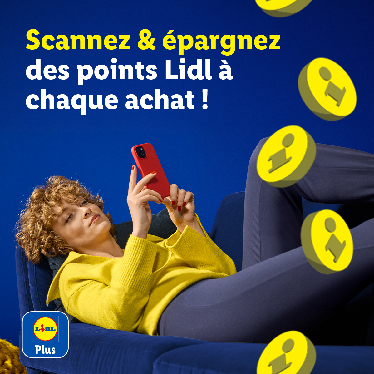 Une femme utilise son téléphone, avec du texte sur l'écran et des icônes d'information flottantes.