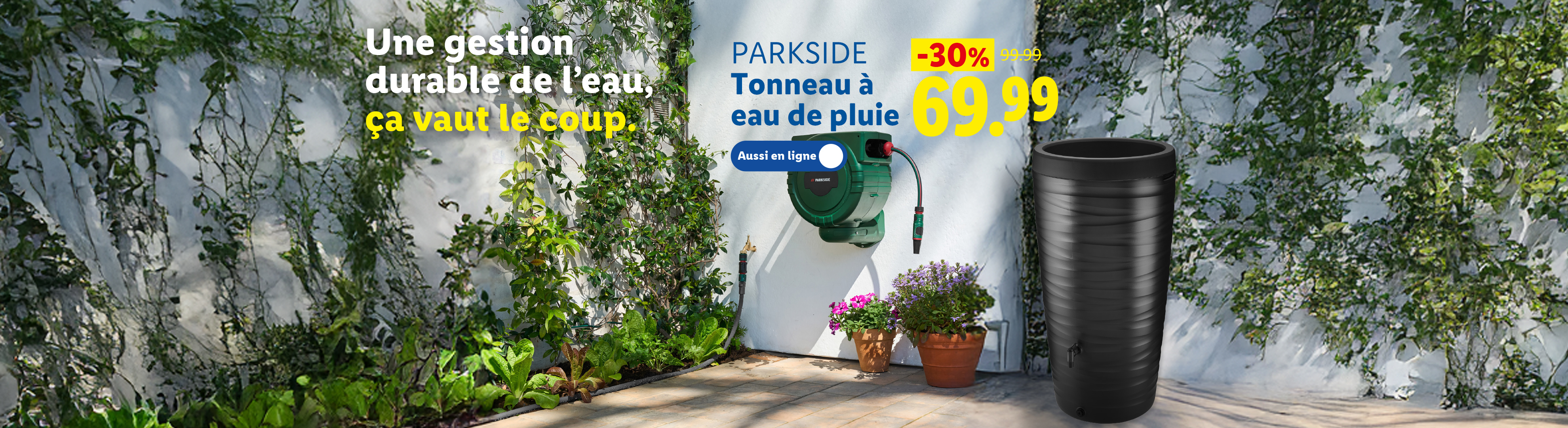 Un tonneau à eau de pluie et un dévidoir mural, avec le texte 'Une gestion durable de l'eau, ça vaut le coup.'