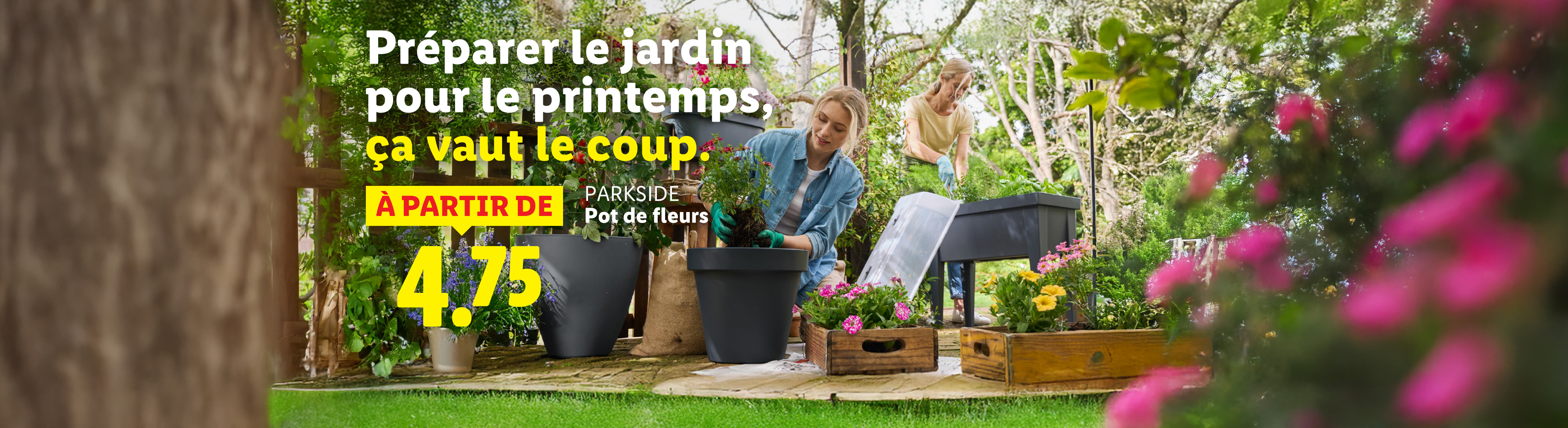Deux femmes plantent des fleurs dans des pots et jardinières, avec le texte 'Préparer le jardin pour le printemps, ça vaut le coup. À partir de 4.75, Pot de fleurs'.