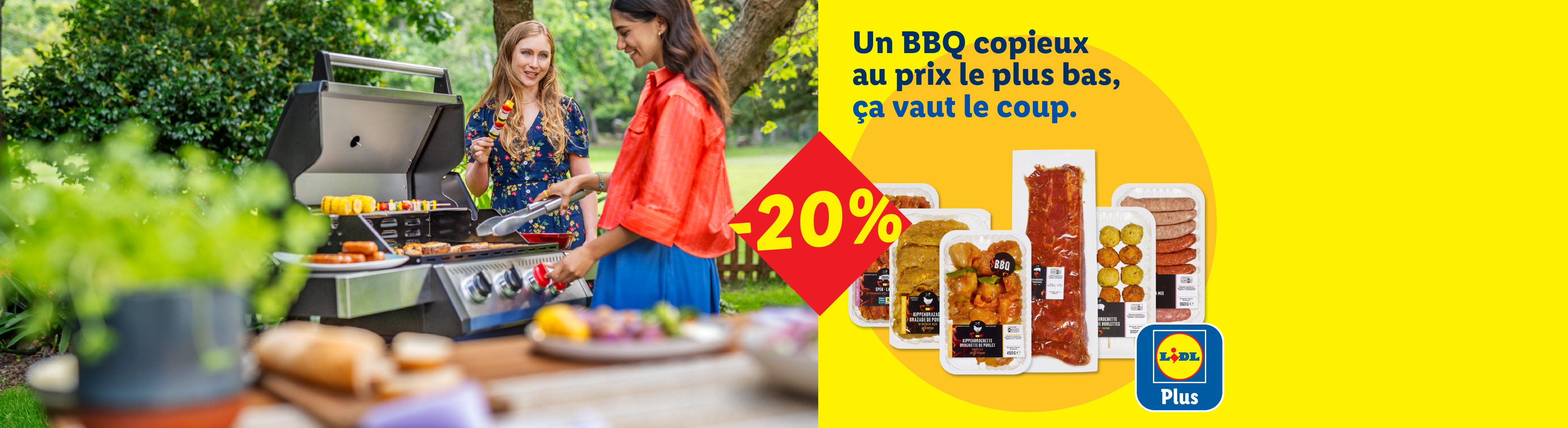 Deux femmes font un barbecue avec des brochettes et de la viande, avec une offre de -20% sur des produits de barbecue.