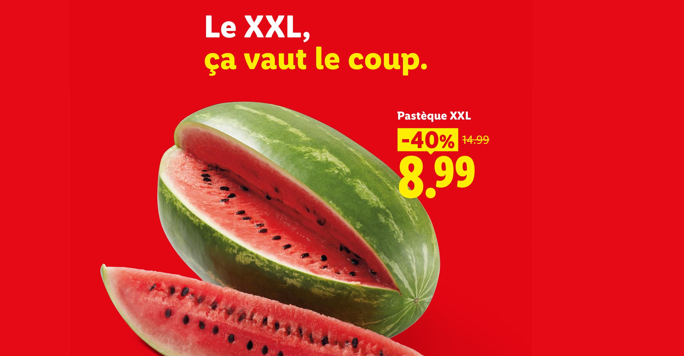 Une pastèque XXL coupée en deux et une tranche, avec une offre de -40% à 8,99.