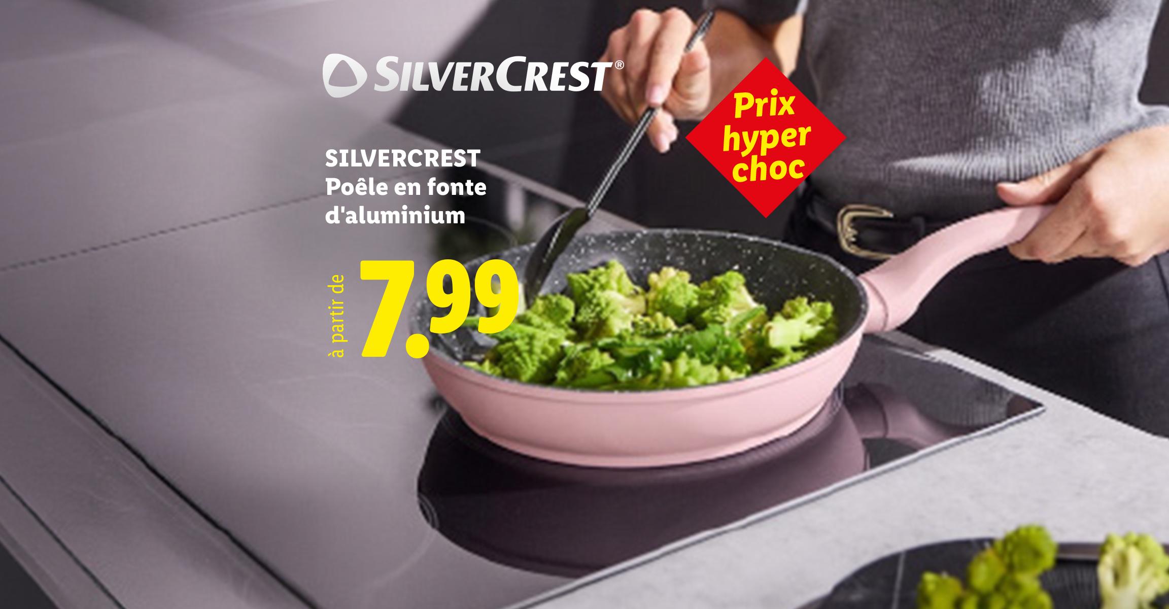 Une personne cuisine des brocolis dans une poêle en fonte d'aluminium rose sur une plaque de cuisson, avec une offre spéciale de 7,99 €.