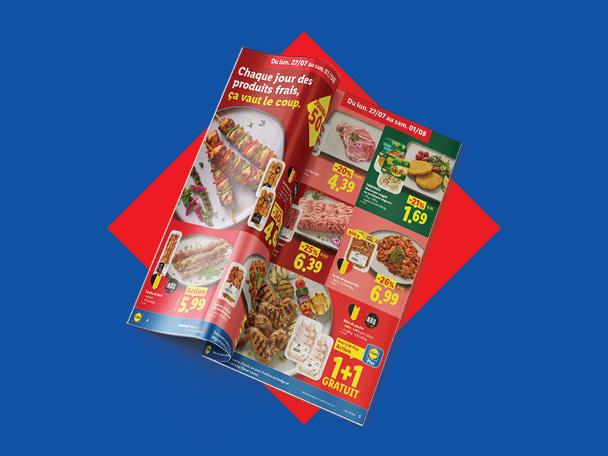 Un dépliant de supermarché ouvert présentant des brochettes, de la viande fraîche, des plats préparés et des offres promotionnelles.
