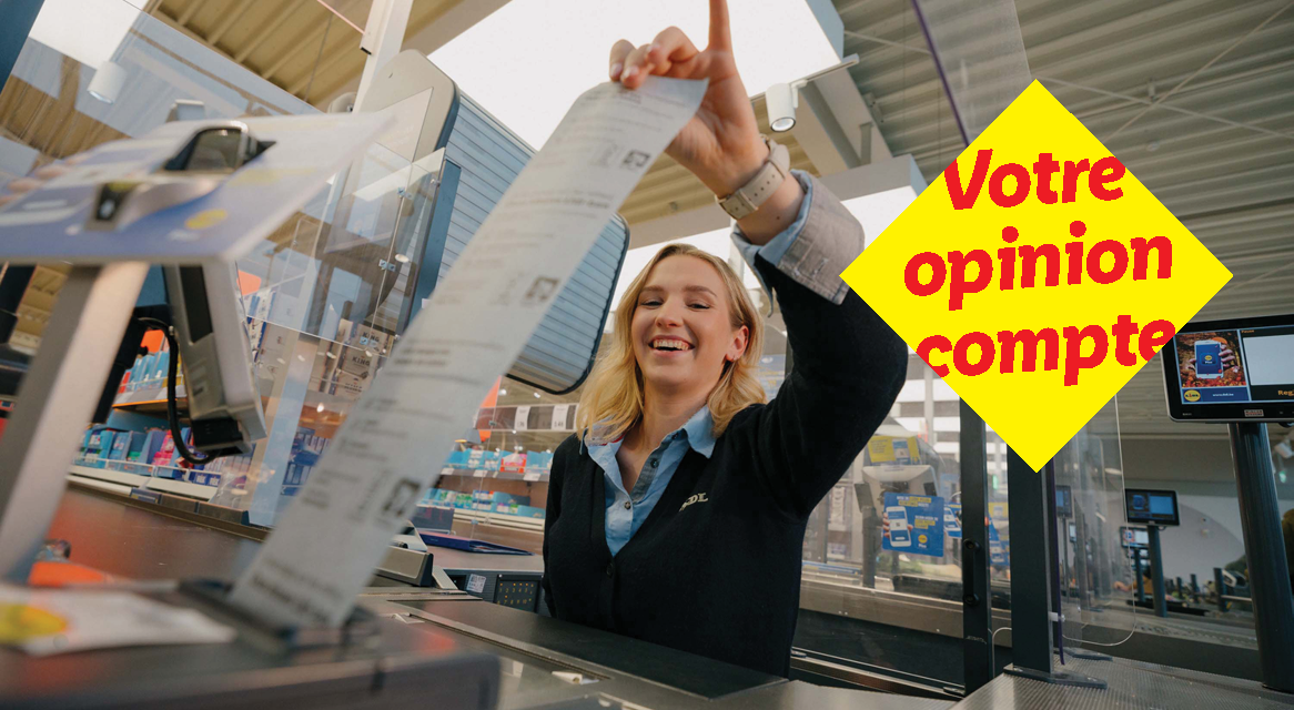 Une femme souriante tient un long ticket de caisse, avec un écran Lidl en arrière-plan.