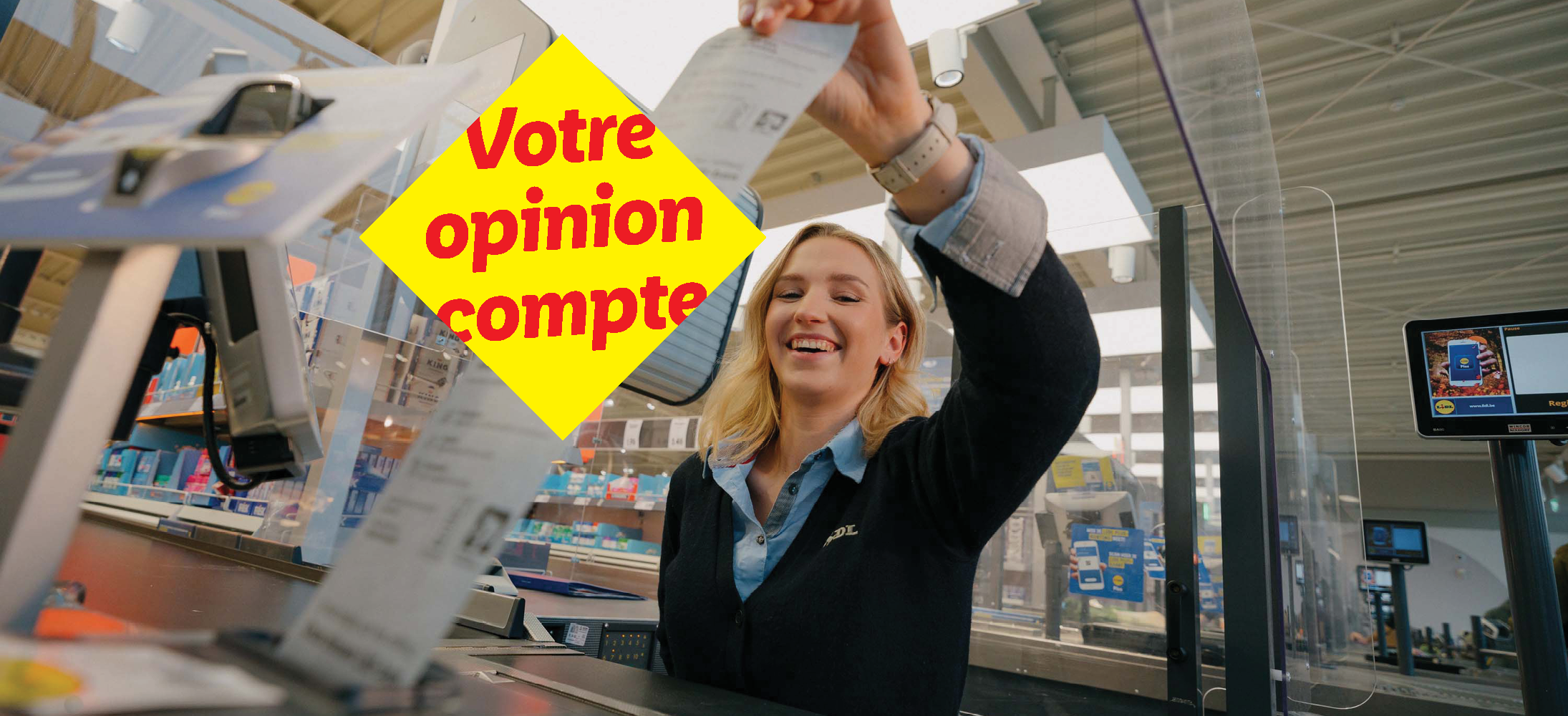 Une caissière Lidl souriante tend un ticket de caisse avec le texte 'Votre opinion compte'.