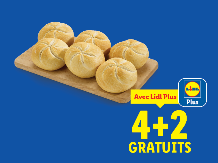 Petits pains sur une planche en bois, avec une offre 4+2 gratuits.