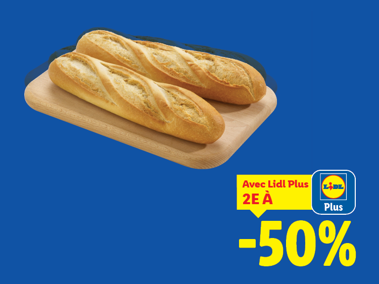 Deux baguettes sur une planche à découper, avec une offre de -50% sur le 2ème article.