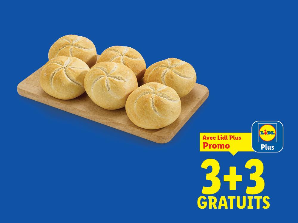 Petits pains ronds sur une planche en bois avec une offre promotionnelle 3+3 gratuits.