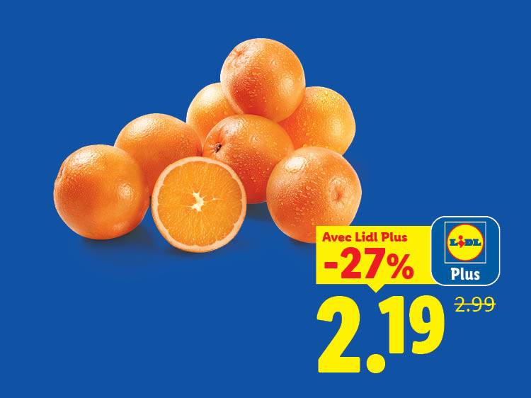 Oranges fraîches avec une coupée en deux, sur fond bleu, avec une promotion de -27%.