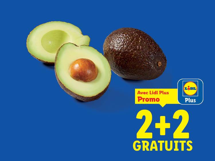 Avocats entiers et coupés en deux avec une promotion 2+2 gratuits.