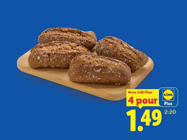 Quatre petits pains rustiques sur une planche en bois, offerts à 1,49 € au lieu de 2,20 €.