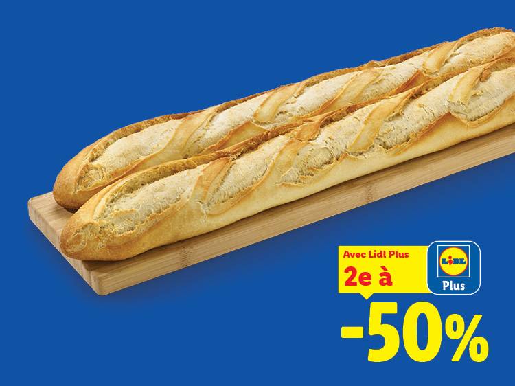Deux baguettes de pain sur une planche en bois, avec une offre de -50% sur la deuxième.