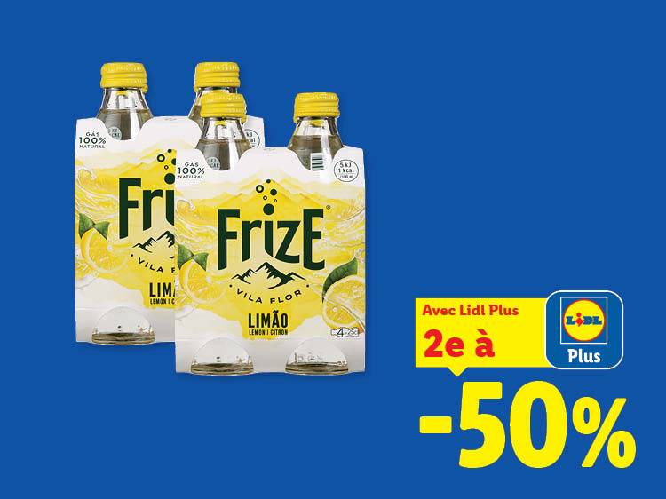 Quatre packs de quatre bouteilles d'eau pétillante au citron, avec une offre de 50 % de réduction sur le deuxième article.