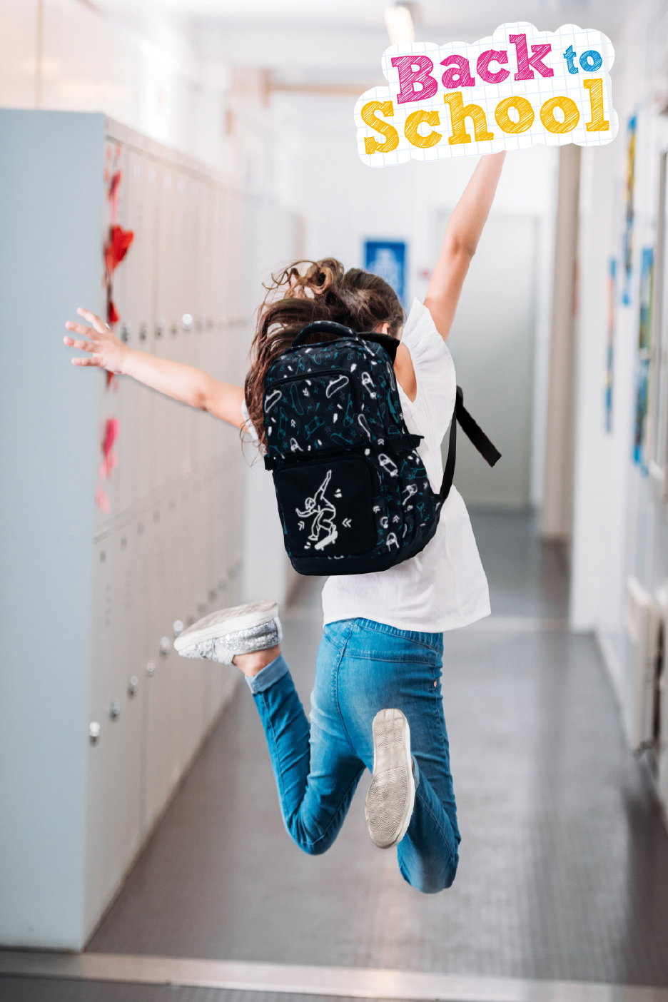 Enfant avec un sac à dos sautant dans un couloir d'école, tenant une pancarte 'Back to School'.
