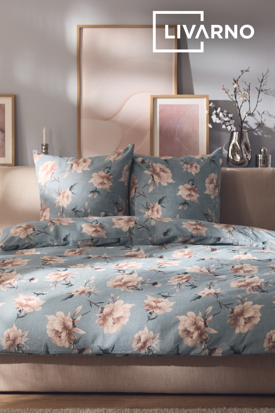 Parure de lit fleurie bleu-vert avec des coussins et une couette sur un lit.