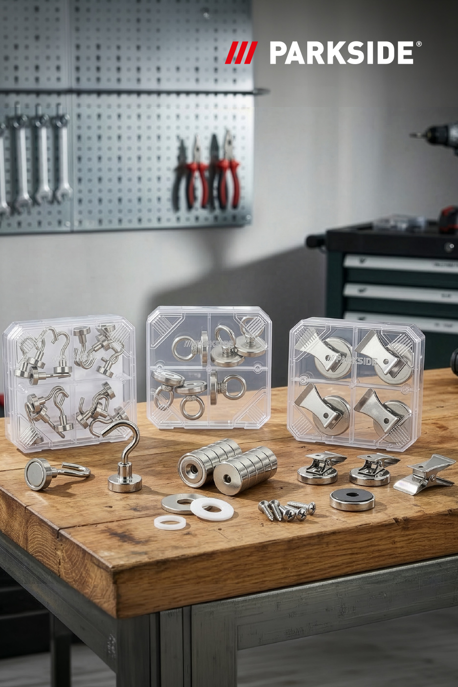 Assortiment d'aimants de différentes formes et tailles sur une table en bois dans un atelier.