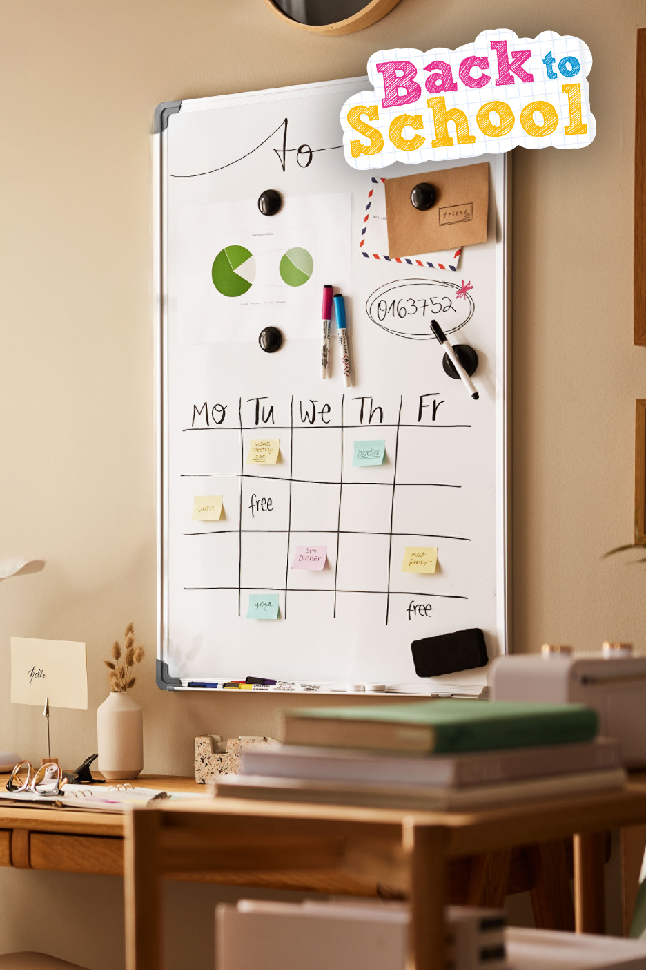 Un tableau blanc avec un calendrier hebdomadaire et des notes, avec un autocollant 'Back to School'.