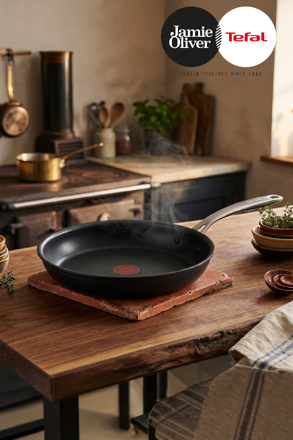 Poêle noire sur une table en bois dans une cuisine rustique, avec de la vapeur s'échappant.
