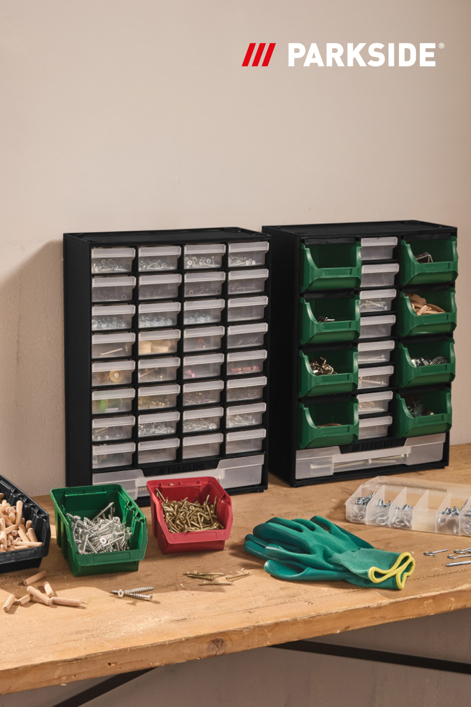 Deux organisateurs de rangement pour petites pièces, avec des vis et des chevilles sur un établi.