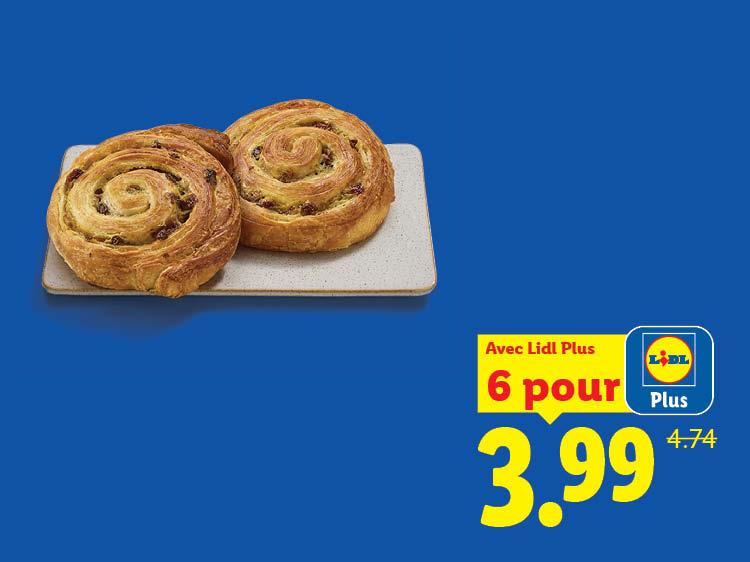 Deux pains aux raisins sur une assiette, avec une offre de 6 pour 3,99 €.