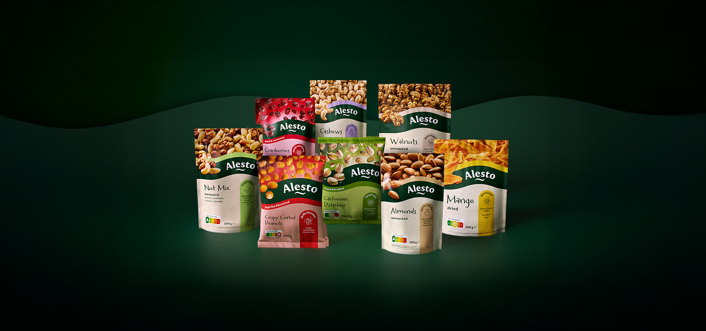 Assortiment de sachets de fruits secs et de noix, dont des noix de cajou, des canneberges et des amandes.
