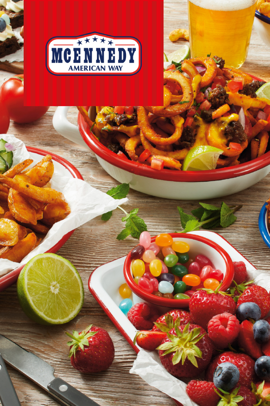 Frites de patates douces, frites de pommes de terre, baies et bonbons sur une table en bois.