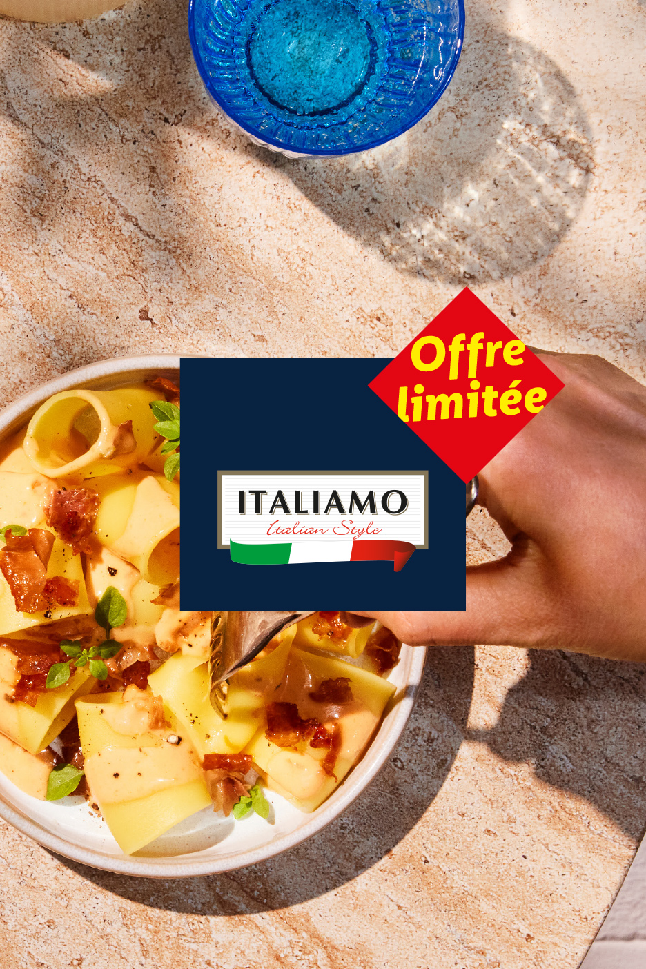 Pâtes italiennes avec sauce et lardons, avec une offre limitée.