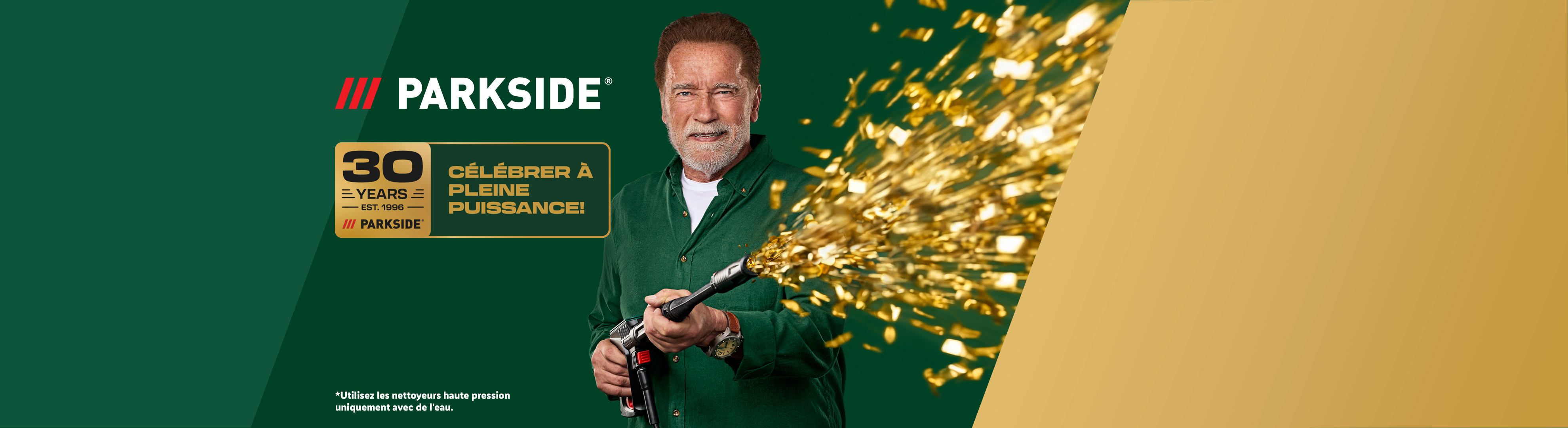 Un homme souriant tenant un nettoyeur haute pression qui projette des confettis dorés, avec le texte '30 ans à célébrer à pleine puissance!'