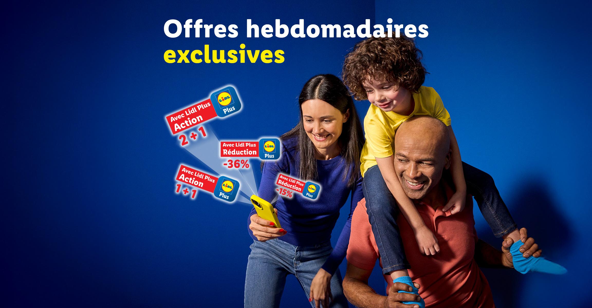 Une famille souriante découvrant des offres hebdomadaires exclusives sur un smartphone.
