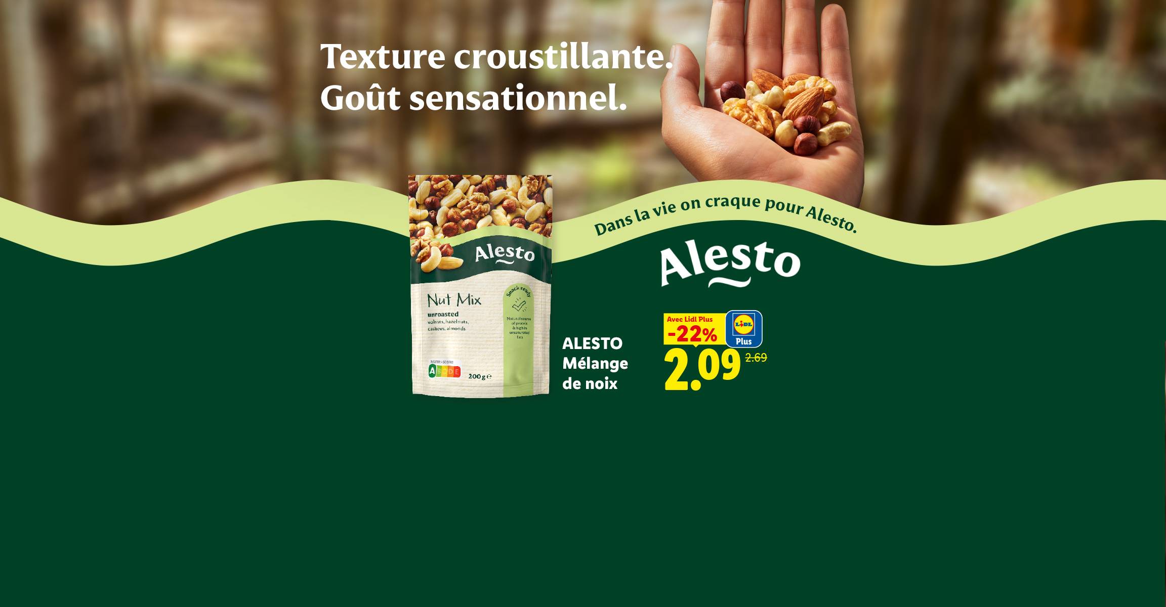 Mélange de noix croustillant avec une offre spéciale, tenu dans une main.