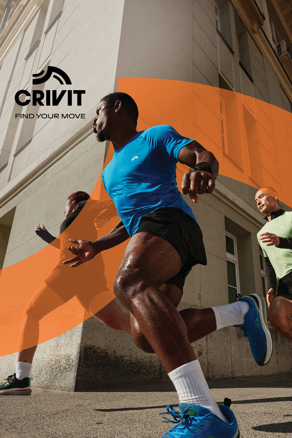 Trois hommes courent en ville, portant des vêtements de sport et des chaussures de course.