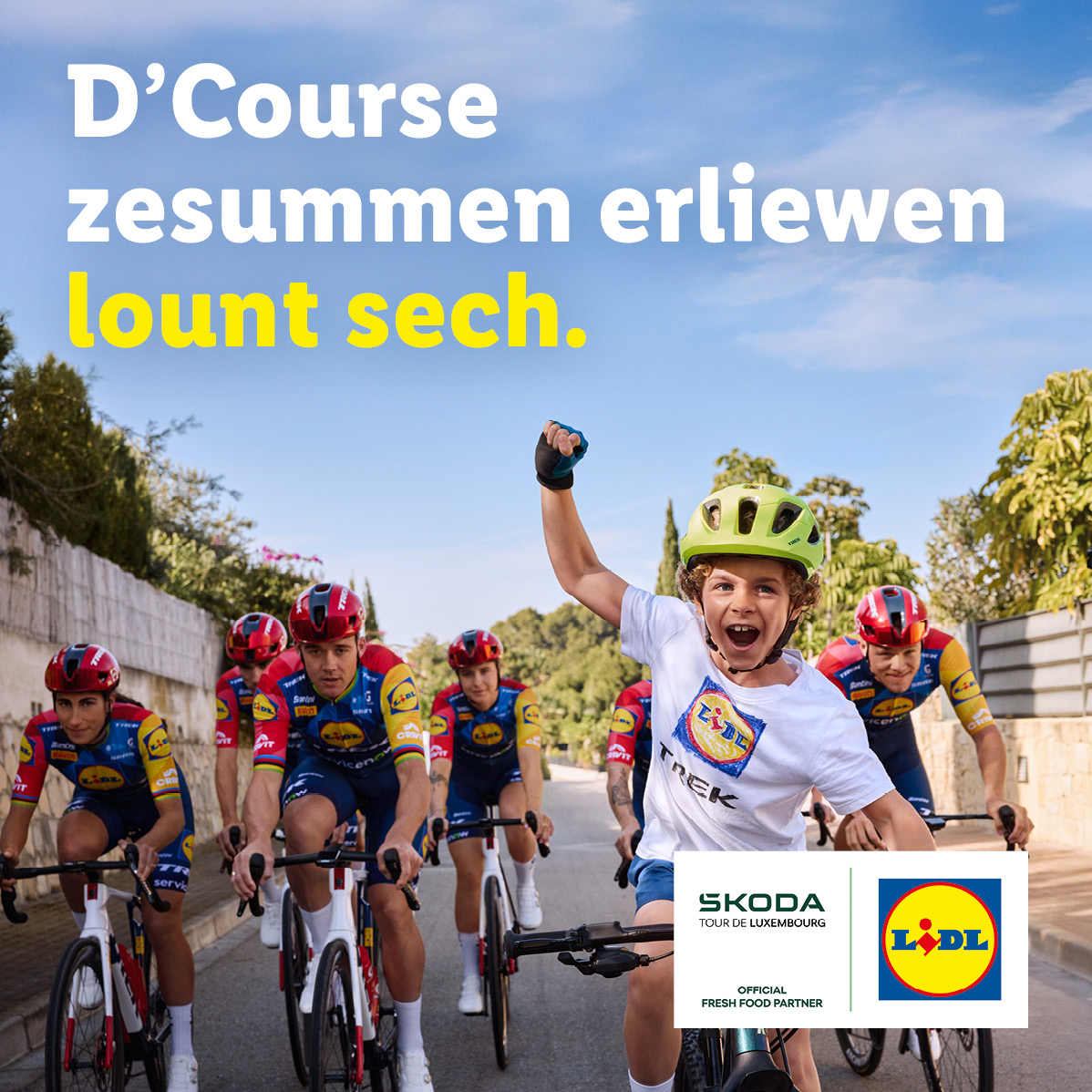 Un enfant joyeux à vélo avec des cyclistes professionnels, sous le texte 'D'Course zesummen erliewen lount sech'.