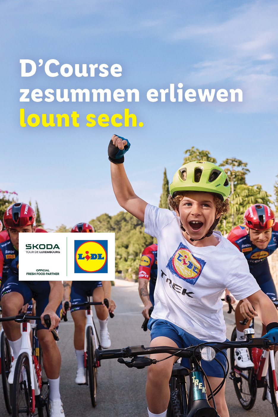 Un enfant souriant sur un vélo avec des cyclistes adultes, avec le texte 'D'Course zesummen erliewen lount sech.'