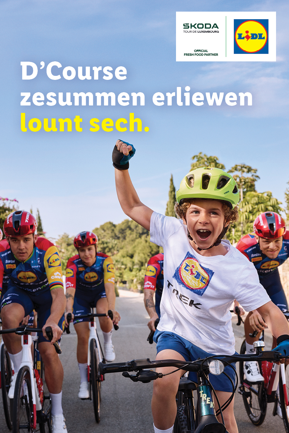 Un enfant souriant à vélo avec des cyclistes professionnels, texte : 'D'Course zesummen erliewen lount sech.'