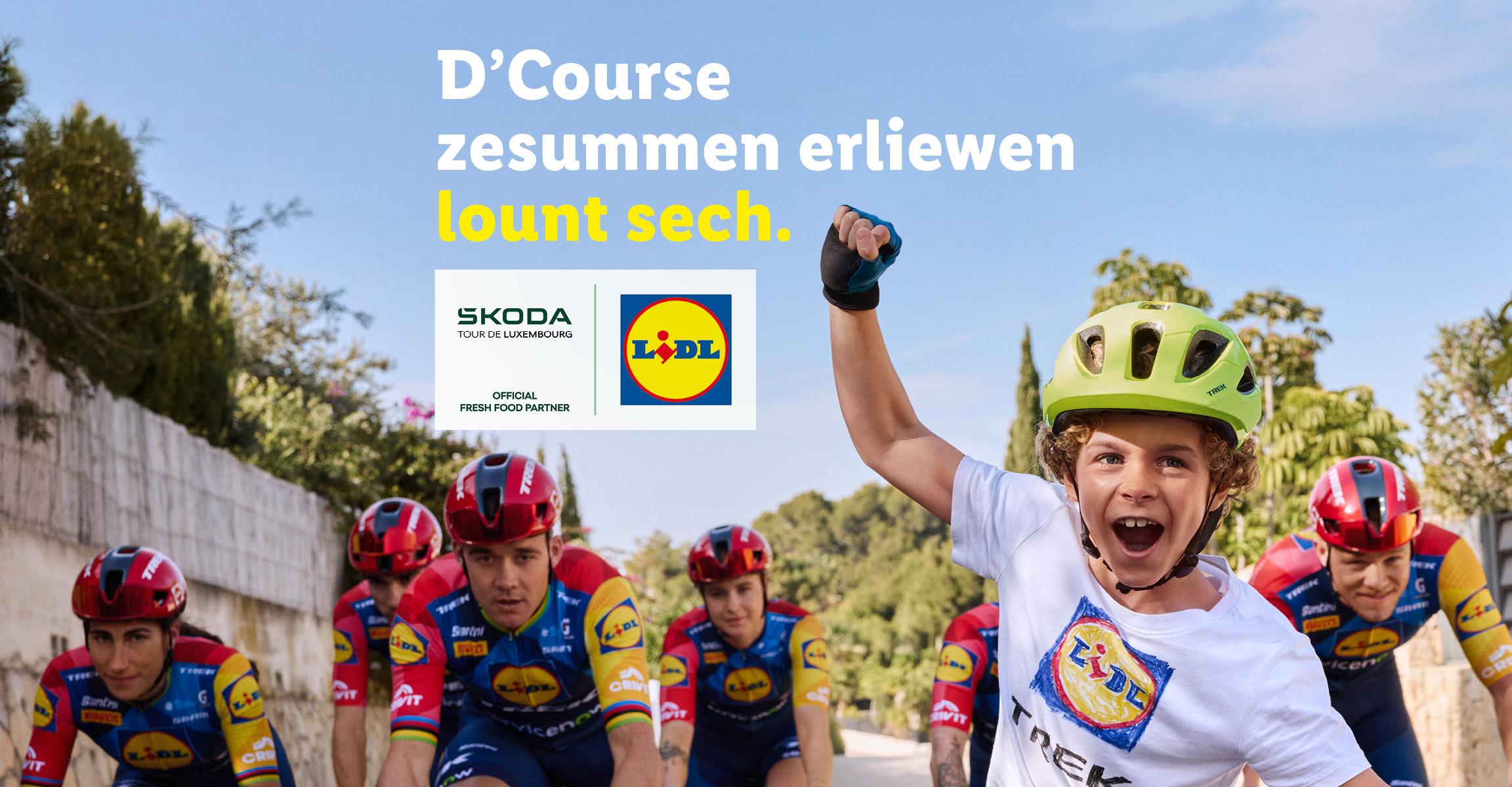 Un enfant souriant lève le poing en l'air, portant un casque de vélo vert, avec des cyclistes en arrière-plan, sous un ciel bleu. Le texte dit : « D'Course zesummen erliewen lount sech. »
