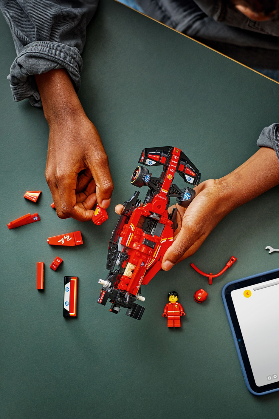 Vue détaillée : LEGO Speed Champions Voiture de course de Formule 1 Ferrari avec figurine et accessoires