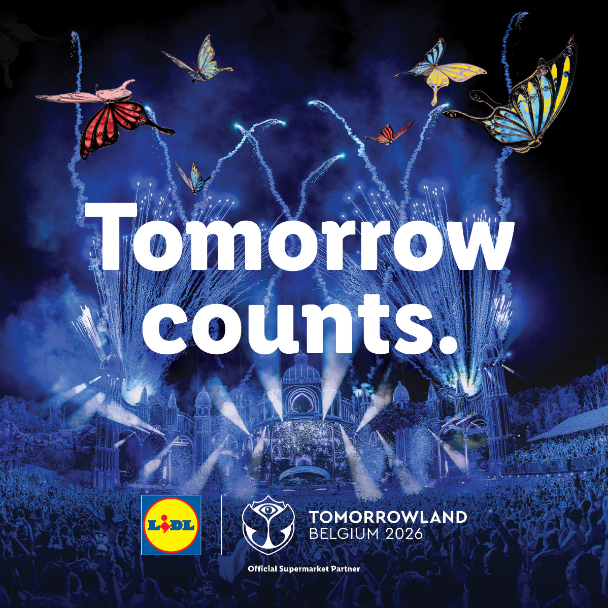 Feux d'artifice et papillons au-dessus d'une foule lors d'un festival de musique, avec le texte 'Tomorrow counts.'