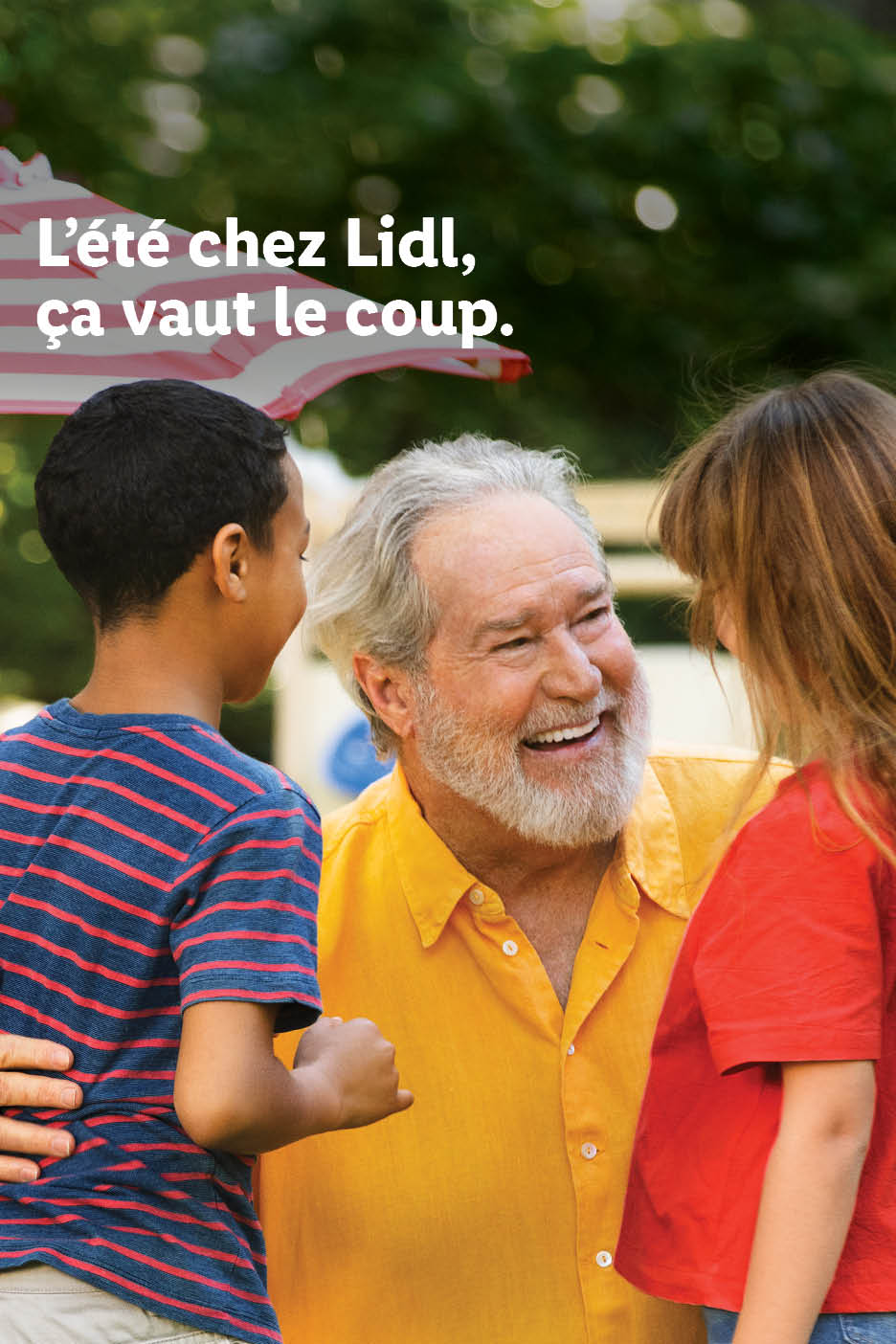 Un homme souriant avec deux enfants, texte : L'été chez Lidl, ça vaut le coup.