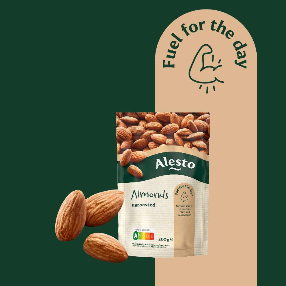 Un sachet d'amandes non grillées avec un logo « Fuel for the day » et des amandes éparpillées.