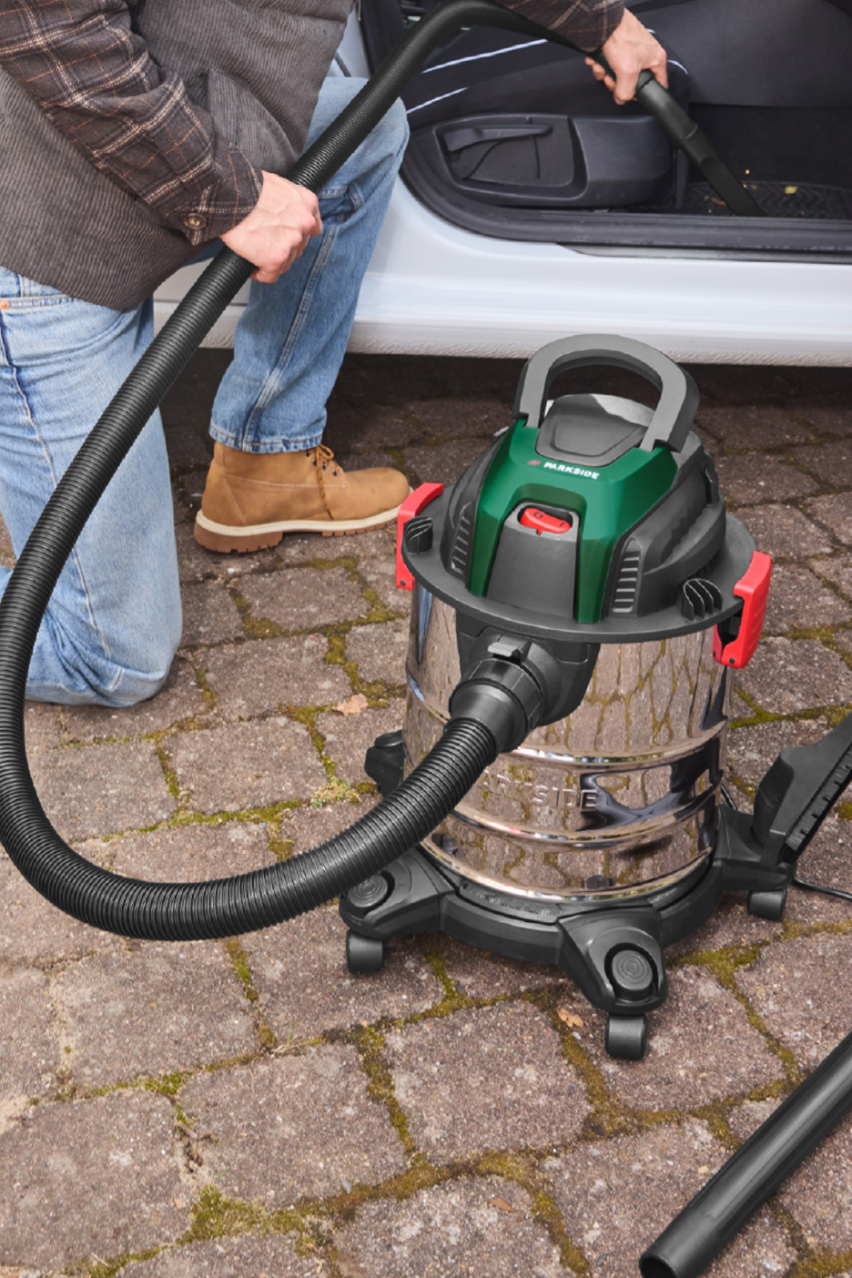 Aspirateur eau et poussière Parkside en acier inoxydable, utilisé pour nettoyer l'intérieur d'une voiture.