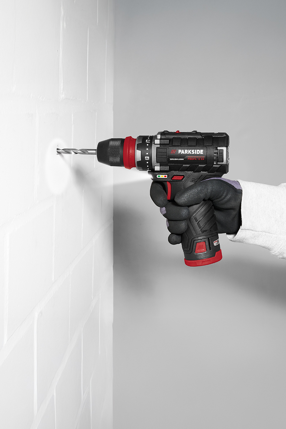 Perceuse-visseuse sans fil Parkside Performance PB3PA 12 E4 perçant un mur blanc.