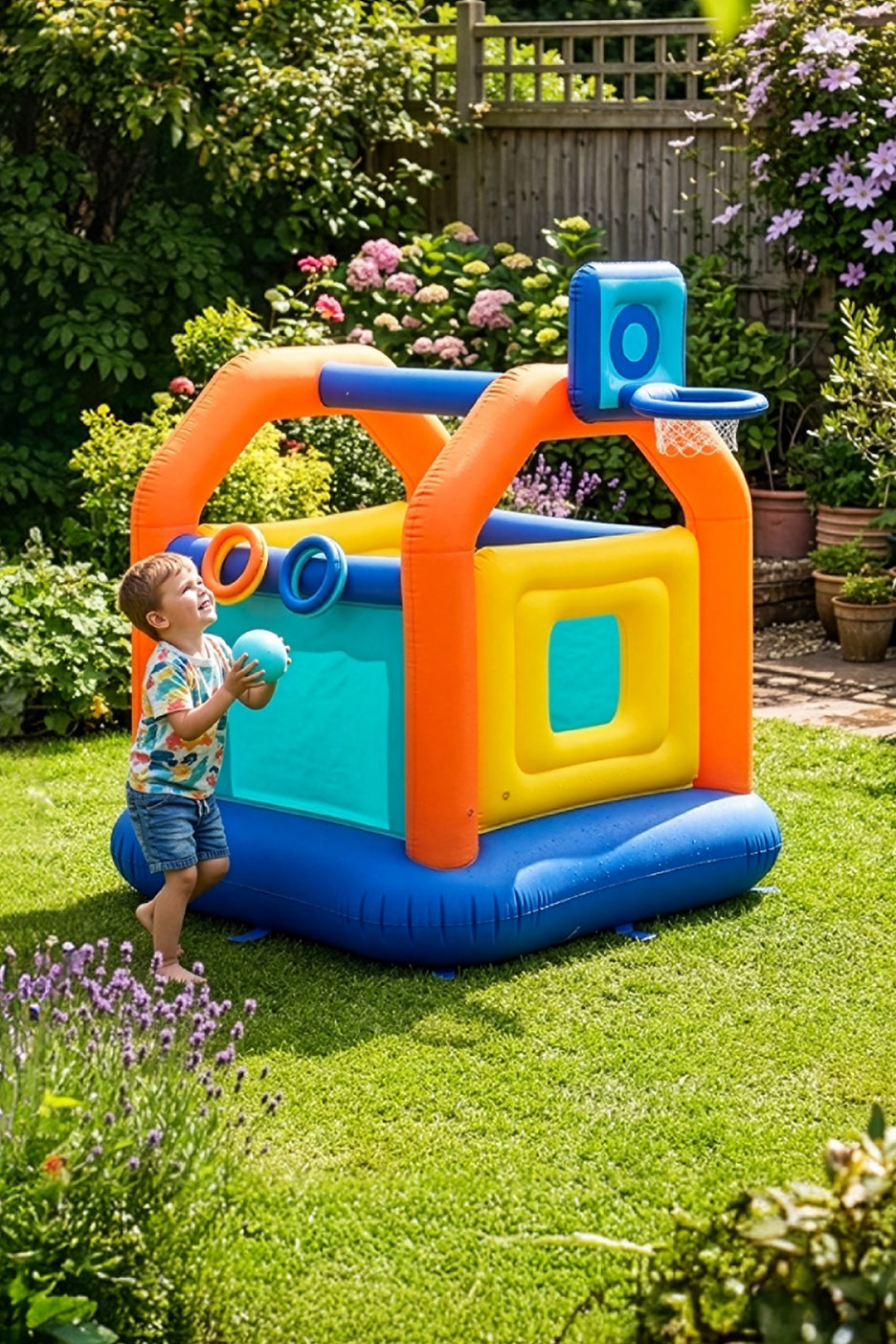 Un enfant joue avec un château gonflable coloré et un panier de basket dans un jardin ensoleillé.